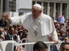 Papa Francesco saluta i fedeli
