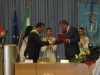 La stretta di mano dei due sindaci dopo la firma dell'accordo