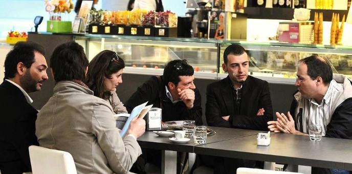 Ragazzi al tavolo