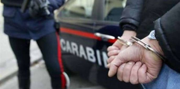 Si presenta dai Carabinieri: “Arrestatemi” Immagine Si presenta dai Carabinieri: “Arrestatemi”