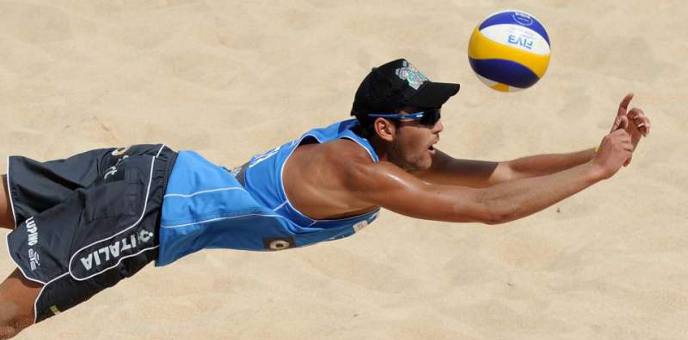 Alessandro Nocco premia i vincitori della “Salento d’amare cup” di Beach Volley Immagine Alessandro Nocco premia i vincitori della “Salento d’amare cup” di Beach Volley