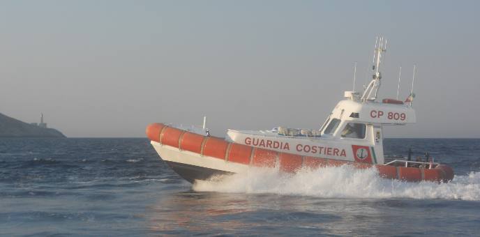 Mare agitato e barca vicino alla scogliera; evitato lo scontro Immagine Mare agitato e barca vicino alla scogliera; evitato lo scontro