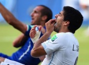 luis suarez morde chiellini